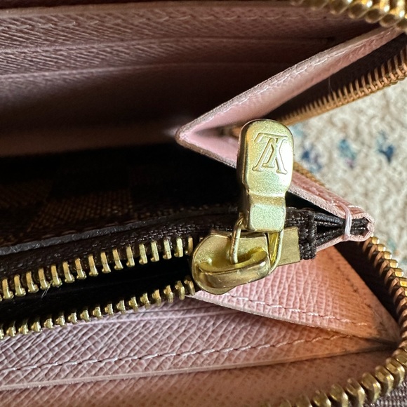 AUTHENTIC LOUIS VUITTON | Damier Ebene w Rose Ballerine interior Zippy Wallet - Picture 15 of 16